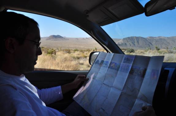 Examinando o mapa do Joshua Tree National Park, região de Pioneertown, na Califórnia - Estados Unidos